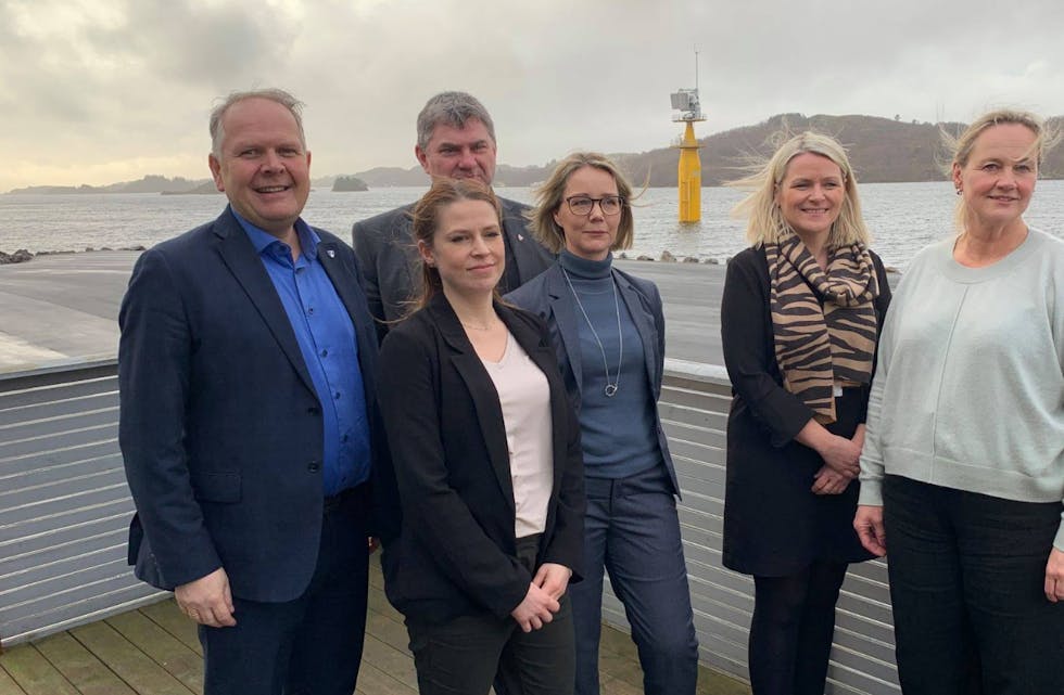 Denne uken har Gassco og Haugaland Næringspark signert avtaler med Statnett. Viktige steg på veien for å sikre og kunne legge til rette for nye arbeidsplasser i hele regionen. (f.v) Ordfører i Tysvær Sigmund Lier, ordfører i Vindafjord Ole Johan Vierdal, varaordfører i Haugesund Trine Meling Stokland, Lisbeth Kallevig Gassco, daglig leder i Haugaland Næringspark Tiril Fjeld og konserndirektør hos Statnett Elisabeth Vike Vardheim. Foto: Privat