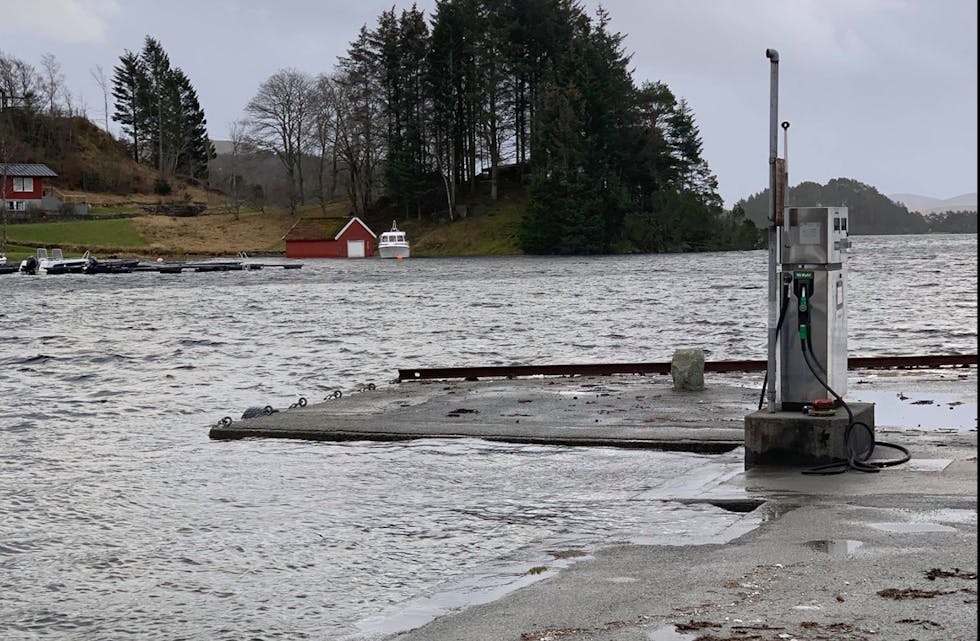 Vannstanden er så høy på Slåttevik kai at bensinpumpa snart står i vannet. Foto: Bygdeblad-tipser