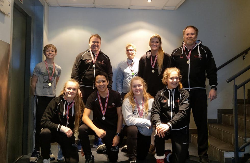 Fra venstre bak: Kevin Aursland Miljeteig, Jan Egil Austerheim, Monika Zakrzewska,Christine Våge, Dag Rønnevik
Fremme fra venstre: Nora Liknes, Stefan Rønnevik, Sol Larsen, Tine Pedersen