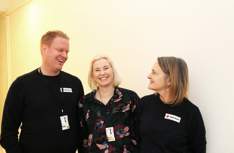 André Sæbø og Grethe Vangsnes er tilsette i Røde Kors Haugesund, og Anne-Beth Høyvik er frivillig. 
Foto: Mona Terjesen