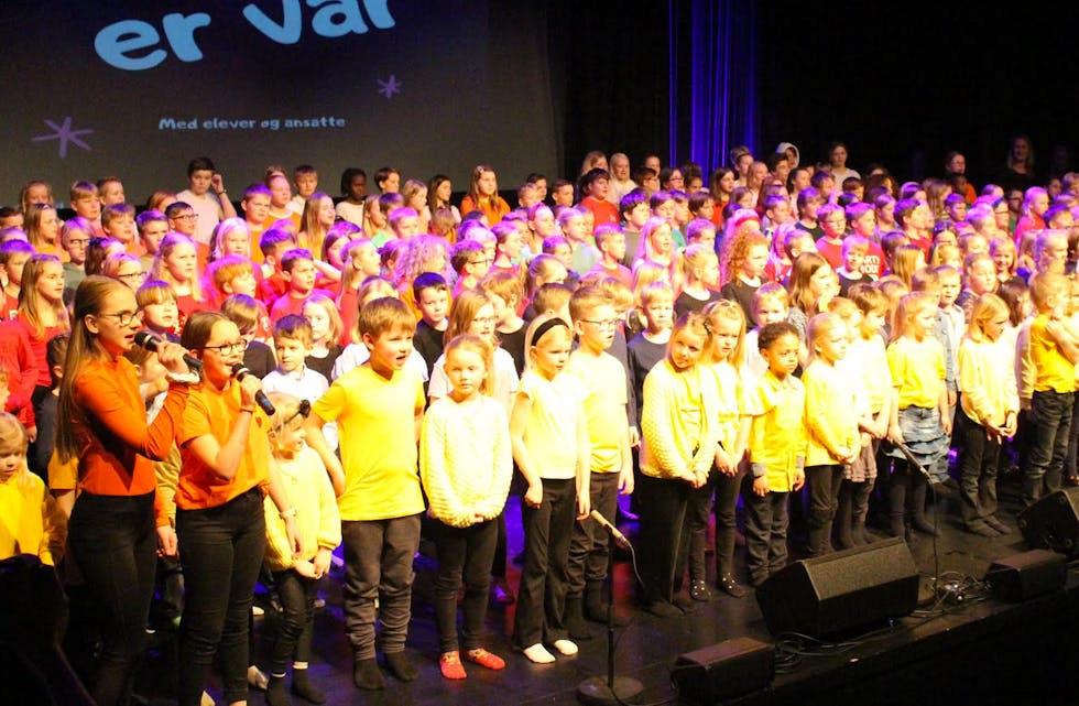270 elever var på scenen i Tysværtunet torsdag til stor glede for publikum. Foto: Marit Tvedt