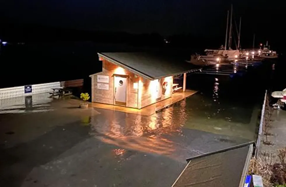 I båthamna på Nedstrand gjekk vatnet heilt opp til servicebygget.
Foto: Laila Rasmussen