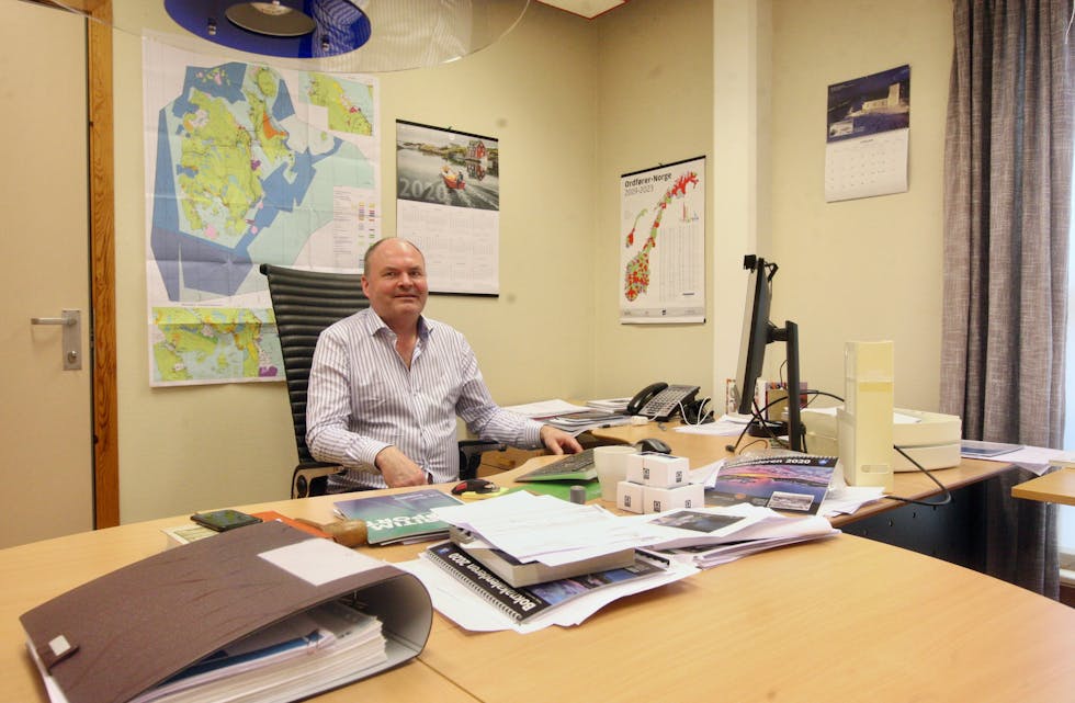 Ordførar Osmund Våga på plass på kontoret framføre eit Bokn-kart med mykje optimisme.
Foto: Alf-Einar Kvalavåg
