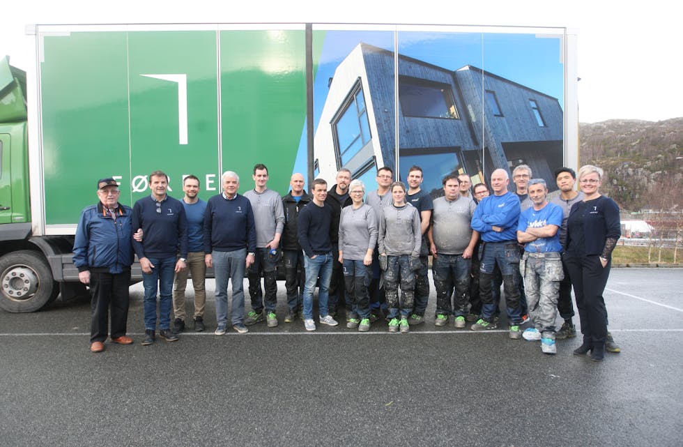 Denne gjengen står verkeleg på for at Førre Dør og Vindu også skal ha sin plass i byggebransjen i framtida. Snart blir det fest på gjengen.
Foto: Alf-Einar Kvalavåg