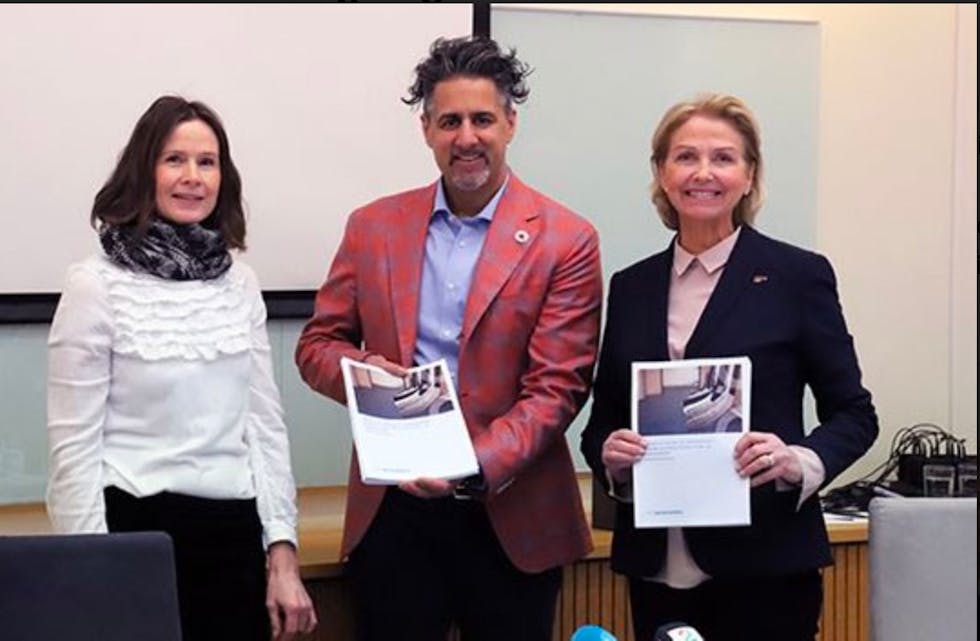 Marit Svensgaard, Oslo Economics, Kulturminister Abid Raja og idrettspresident Berit Kjøll med den ferske rapporten. Foto: Geir Owe Fredheim