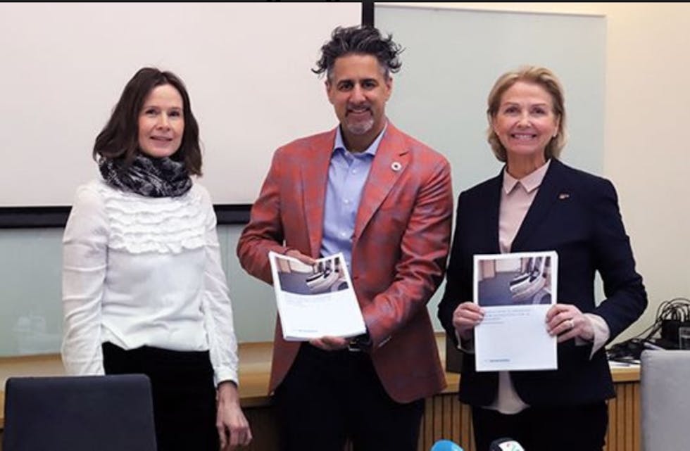 Marit Svensgaard, Oslo Economics, Kulturminister Abid Raja og idrettspresident Berit Kjøll med den ferske rapporten. Foto: Geir Owe Fredheim 