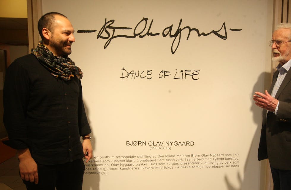 Axel Rios og Olav Nygaard har brukt mye tid på å plukke ut bildene som er med i utstillingen. Foto: Alf-Einar Kvalavåg