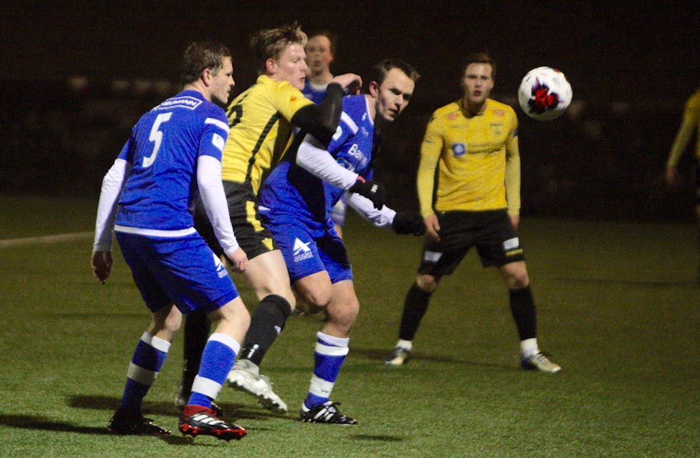 Øystein Milje og Eirik Klupers Lie hadde mer enn nok med å stoppe Håvard Hetland og SKjold. Det endte med SKjold-seier 8-2. Foto: Alf-Einar Kvalavåg