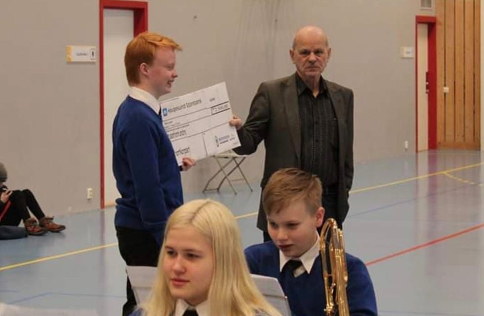 Korpset ble også overrasket med en gavesjekk på 2500,- under basaren