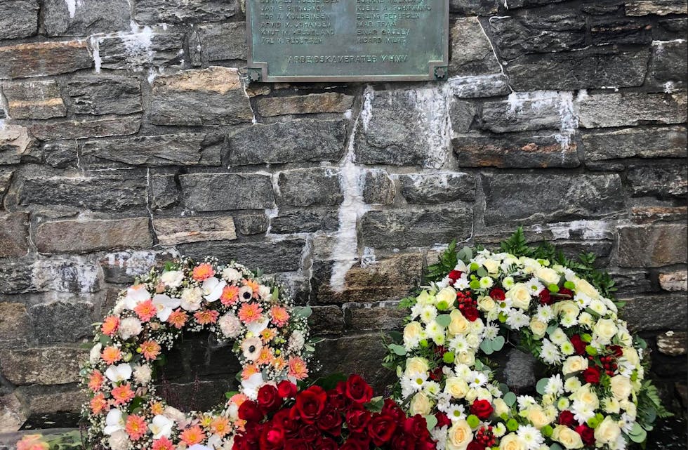 Kransene var frå leiinga og kollegaer ved Aibel. Rosebuketten var frå Tysvær, Karmøy og Haugesund kommunar.
Foto: Tysvær kommune