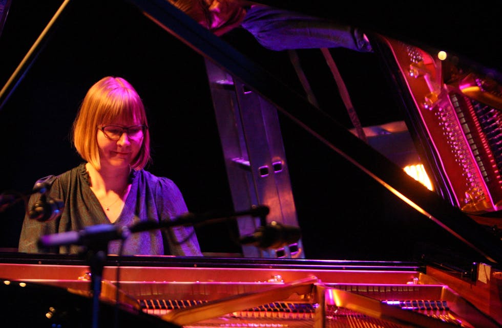 Fredag får du gratis lunsjkonsert på våre nettsider. Marina Johansson spiller fra scenen i kulturhuset i Aksdal. Foto: Alf-Einar Kvalavåg