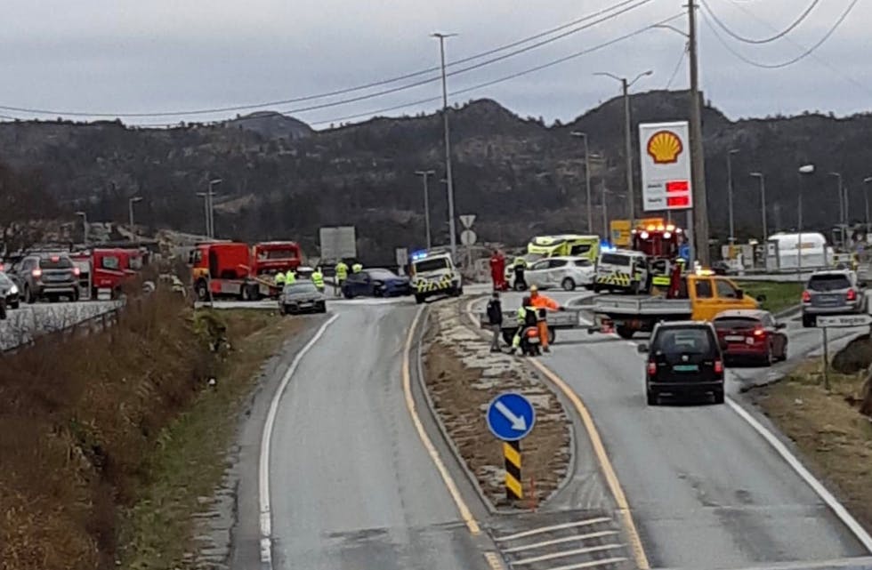 Det var en skikkelig smell og store skader på bilene. det er ikke meldt om alvorlig personskade. Foto: Bygdeblad-tipser