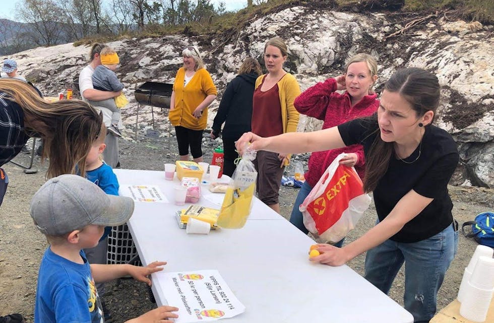 Utdeling av snop etter påskeeggjakt 2019, Silje Larsen rekker over, Katrine Romseland i midten og Lillian Bakke til venstre.