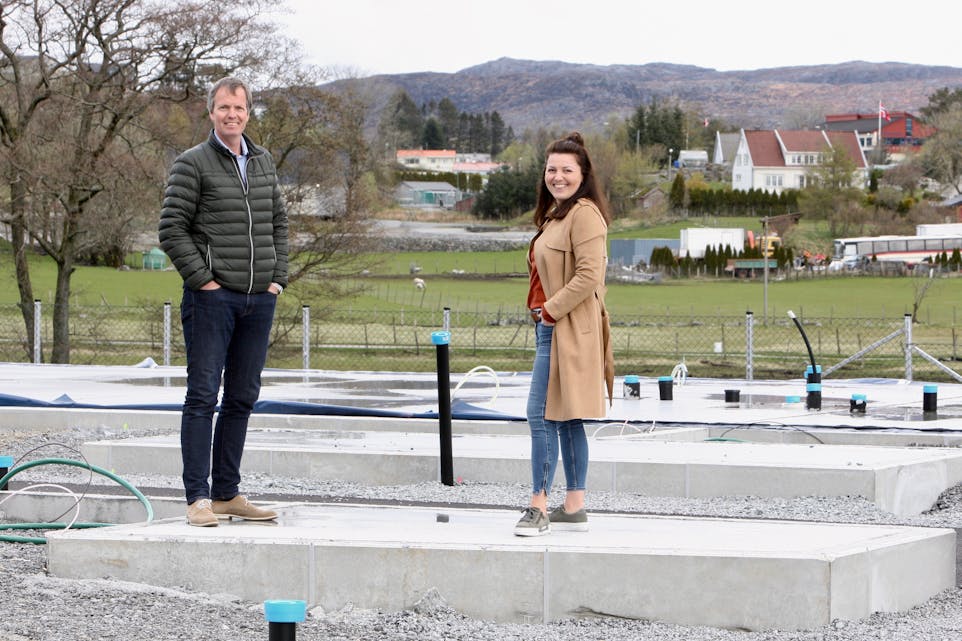 
Kjetil Alvheim og Lisa Linn Green inspiserer grunnmurane til det som blir Førreparken 3. Oppstart er forventa snarast.
Foto: Alf-Einar Kvalavåg