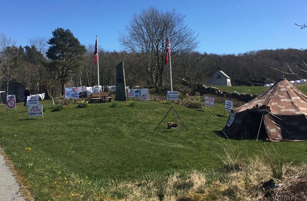 Ein god gjeng har samla seg for å fortsette vindkraftprotesten. Planen er å overnatte så fort det blir moglegheit for det.
Foto: privat