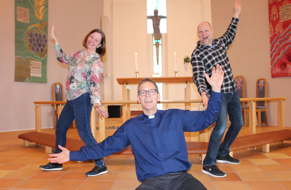 Kjersti Hjelmervik Lofthus, Geirmund Lygre og Johannes Støle prøver å halde humøret oppe og jobbar nå for at flest muleg i Tysvær skal få oppleve bodskapen i påsken på ein litt annleis måte.
Foto: Aksdal kyrkje