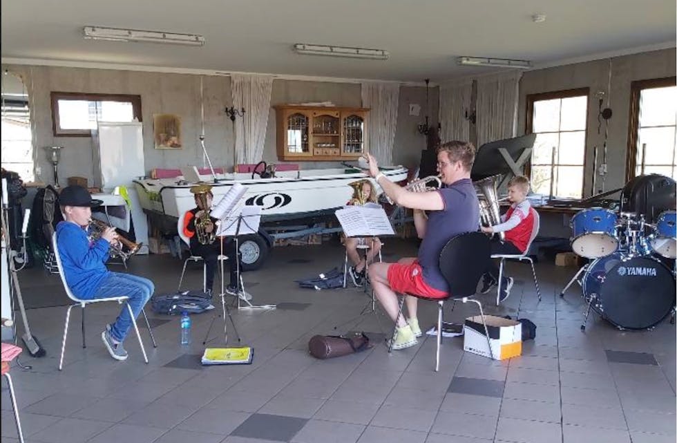 Korps i garasjen. Svenna Koppang og musikantene i Frakkagjerd skolekorps går utradisjonelle veier for å øve. Foto: Privat