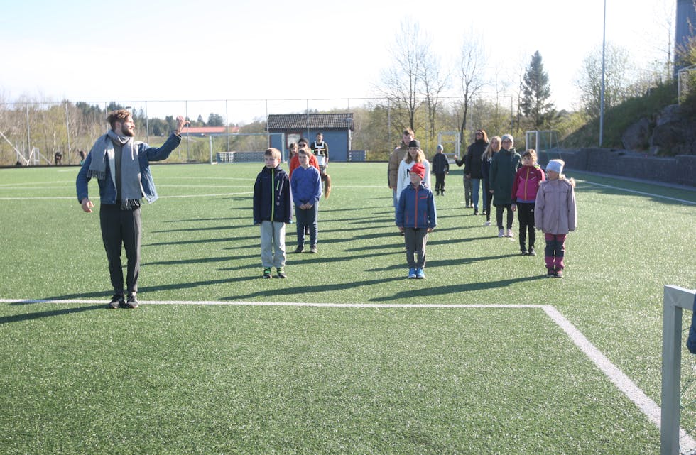 Førland skulekorps har fått hjelp av tidlegare gardist Håkon Liknes til å trene på marsjering.