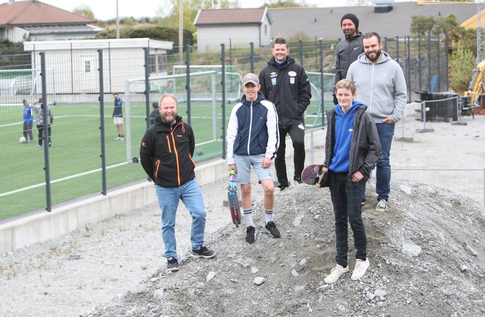 Denne gjengen var på synfaring måndag kveld. Simon Andreas og Sondre Gaard, Ørjan Gundersen, Bjarne Tønnesen, Michal Skogland og Geir Stakkestad. Snart er det oppstart på betongparken på Frakkagjerd.
Foto: Alf-Einar Kvalavåg