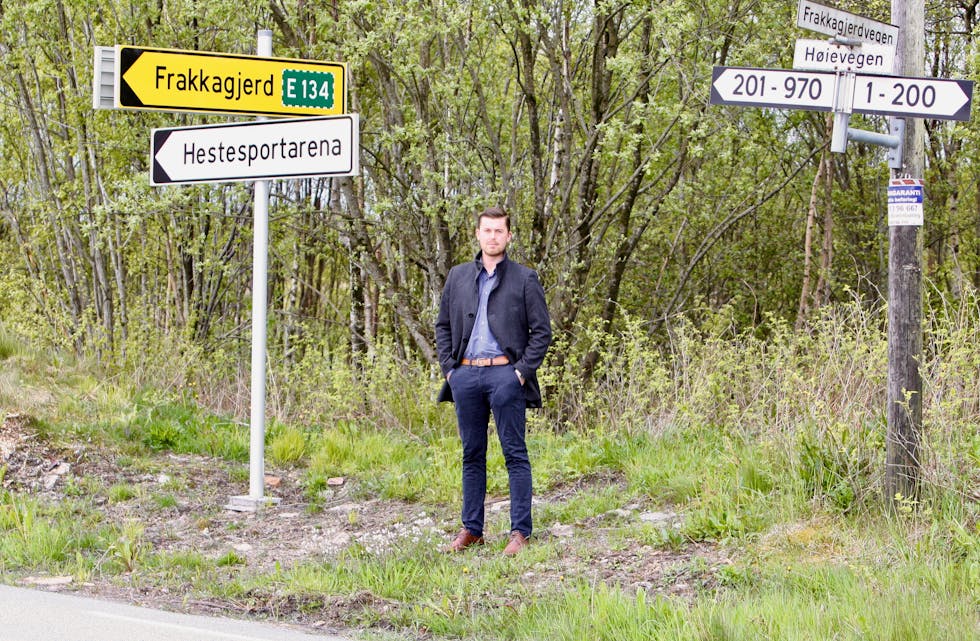 Øyvind Hallingstad i krysset mellom Frakkagjerdvegen og Høievegen. Bak han ligg Skeiseid-feltet framleis urørt.
Foto: Alf-Einar Kvalavåg
