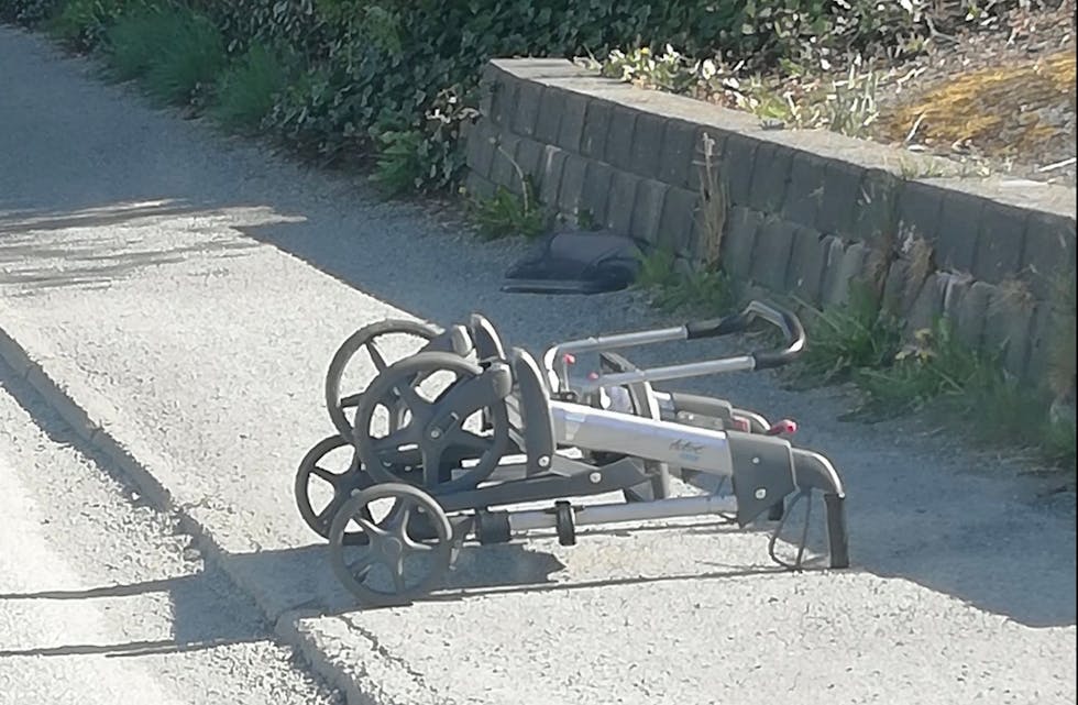 Har du mistete rullatoren din? den ligger ved Spar-butikken. Foto: Einar Kristensen