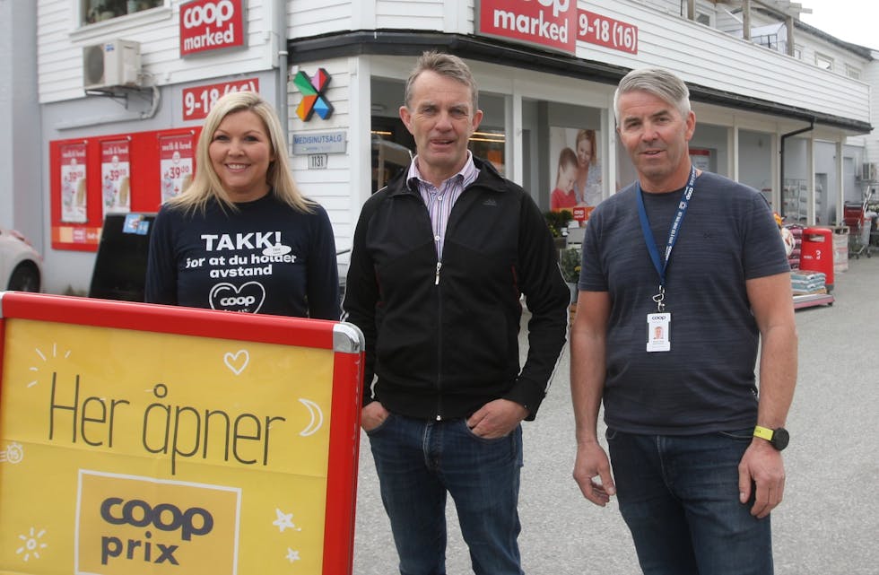 Elfrid Ørke Nes, Gunnar Vaksdal og Øyvind Gard har fått opp eit skilt på utsida som varslar at her kjem Coop-Prix. Bak dei blir det ein nesten dobbelt så stor matbutikk.
Foto: Alf-Einar Kvalavåg
