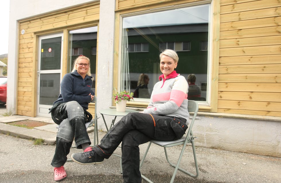 – Nå opnar me Bokn Sjøbris kafé, seier Kristine Eike og Linn Cathrine Kro.
Foto: Alf-Einar Kvalavåg
