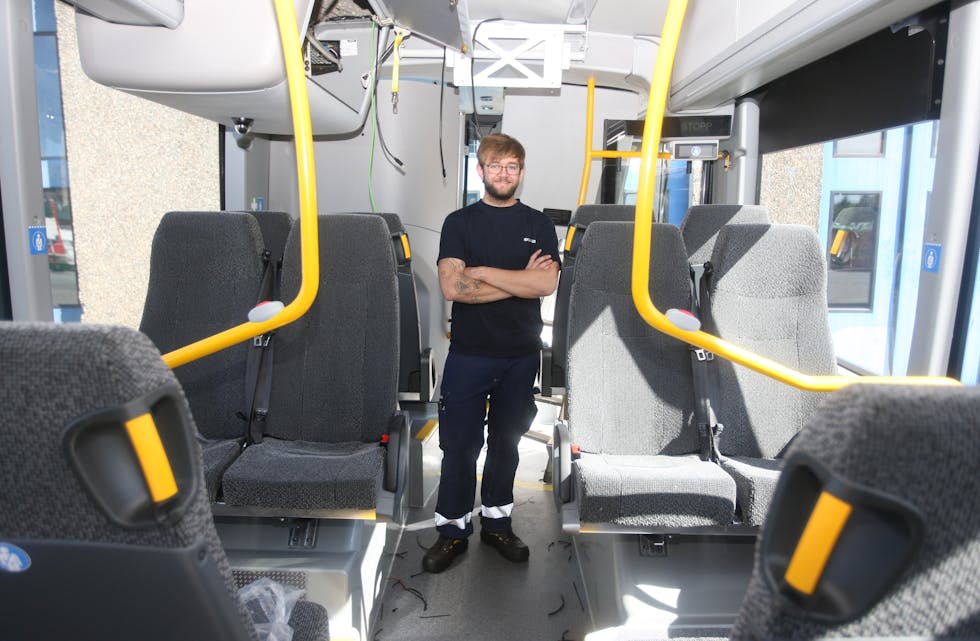 Ørjan Hjartnes passar på at alle bussane som er innom på Scania held den kvaliteten dei skal. Han og kollegane har travle dagar.
Foto: Alf-Enar Kvalavåg
