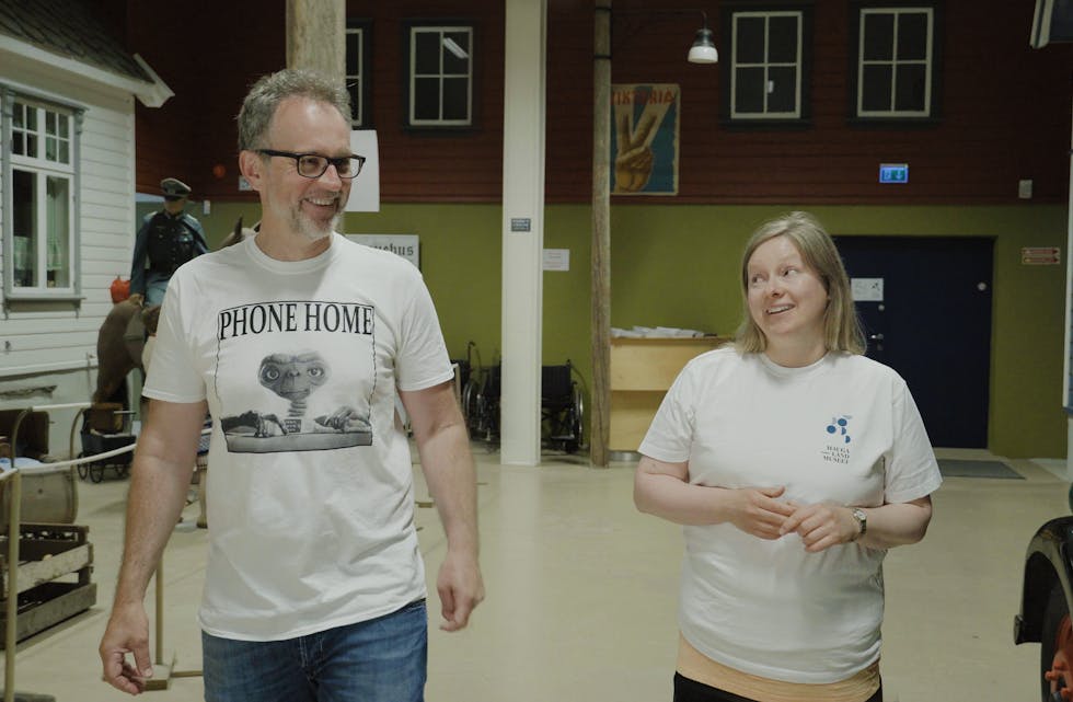 Anders Netland blei vist rundt av guide Maryon Østhus frå Haugaland museet.