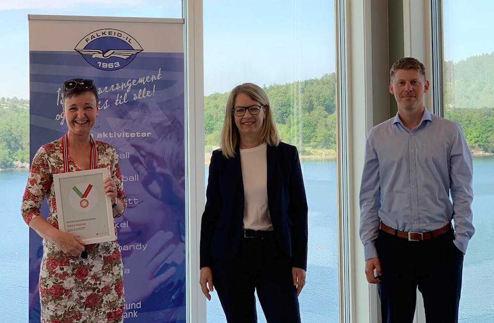 frå venstre styreleiar Falkeid Gro Sørensen, i midten frå Sparebanken Vest avd. Haugesund Nina Hopsdal og til høgre frå Sparebanken Vest avd. haugesund Daniel Mikkelsen.