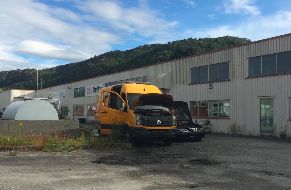 Det var ikke mange minuttene unna at bilbrannen mellom den gamle oljetanken og Sterling-bygget kunne ha utartet seg til en storbrann. Foto: Alf-Einar Kvalavåg
