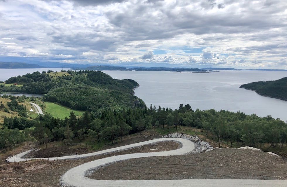 Hårnålssvinger på turstien, som ligger nydelig i terrenget.
Foto: Torbjørn Jektnes