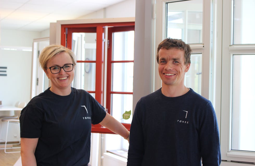 Salgsleder Kate Elin Østebøvik Haugen og medeier i Førre Dør og Vindu, Torbjørn Førre har hatt god produksjon på tross av koronakrisen.
Foto: Marit Tvedt