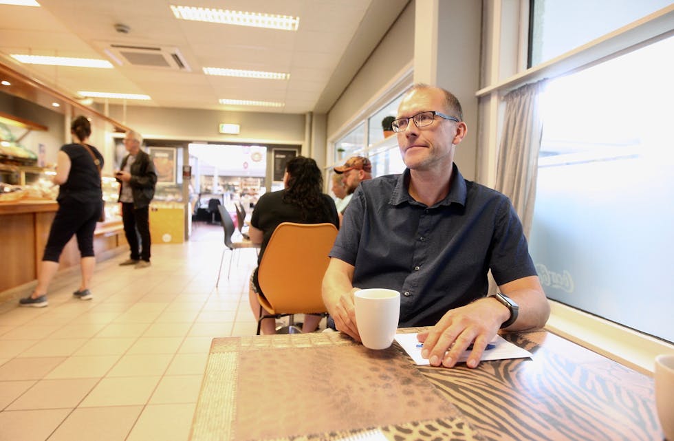 Trygve Hebnes med ein kopp kaffi og minner frå dei siste 18 månadane som lokalpolitikar.
Foto: Alf-Einar Kvalavåg
