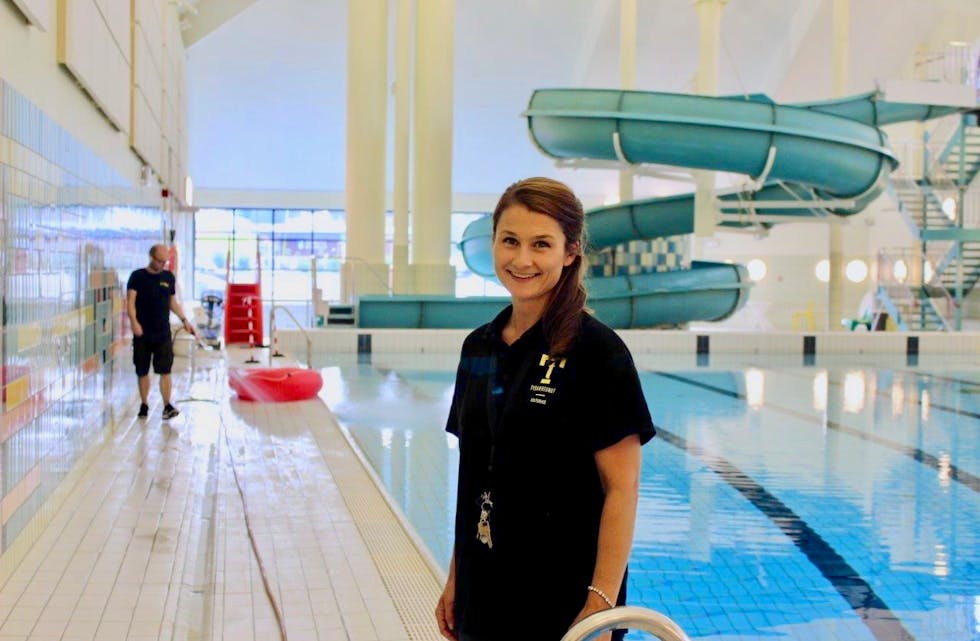Emma Karlsson gleder seg til å ta fatt på de praktiske oppgavene i forbindelse med gjenåpning av badeanlegget i Tysværtunet.
Foto: Marit Tvedt