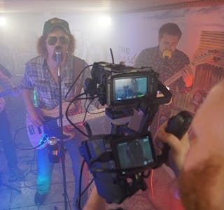 «Kvednabekkjers» og Kjetil Østebøvik sereverer musikkvideoen «Klogger».
Foto: Øystein Simonsen