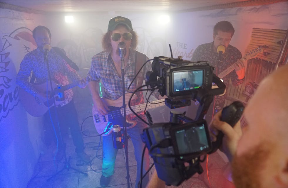 «Kvednabekkjers» og Kjetil Østebøvik sereverer musikkvideoen «Klogger».
Foto: Øystein Simonsen