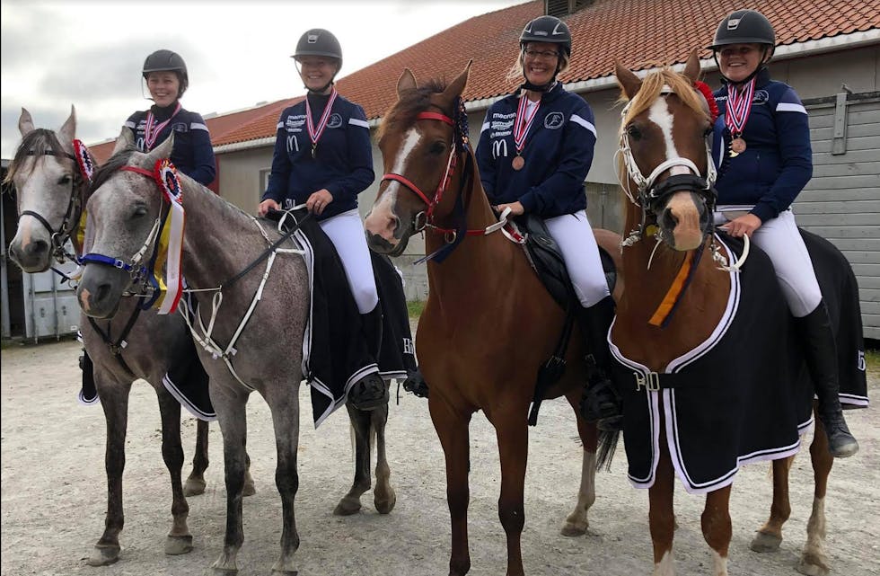 Ellen S. Ydstebø, Malene Bergeresen Bakken, Julia Amelie Mølstre og Sanna Amdal Løvereide deltok i klassen lag NM.