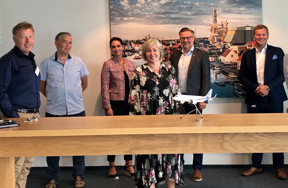 arbeidsgruppen bestående av (fra venstre) lufthavnsjef Tore Lillenes, Martin Laurhammer (styremedlem Lufthavndrift AS), økonomisjef Deanne Kvammen, rådmann Vibeke Vikse Johnsen (Karmøy), ordfører Jarle Nilsen (Karmøy), Tore Gautesen (styremedlem Lufthavndrift AS) og ordfører Arne-Christian Mohn (Haugesund)