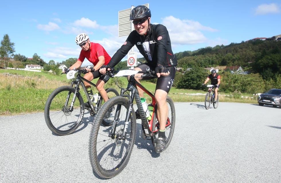 Sigurd Nielsen, Jørn Ole Ese og John kristian Stenersen på veg mot Førre under dagenbs Hårfagreritt. Foto: Alf-Einar Kvalavåg
