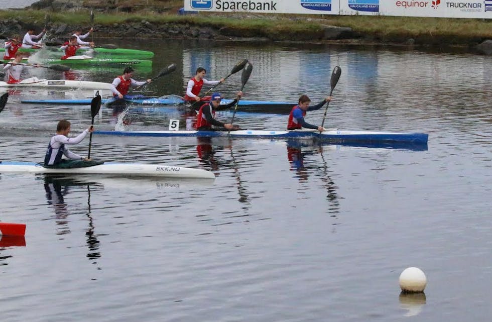 K2 200m U18 herrer: målgang K2 200m, gullvinner bane 6 Nicolai Lønning og Leander Helgesen Tysvær kano- og kajakklubb, sølvvinner bane 6 Lucas Røsten og Niklas Sevaldsen Strand KK, bronsevinner bane 7 nærmest kamera med frontmann Sander Askeland og Heine Erik Hustveit (utenfor bilde) Tysvær kano- og kajakklubb. Foto: Sølvi Helgesen: