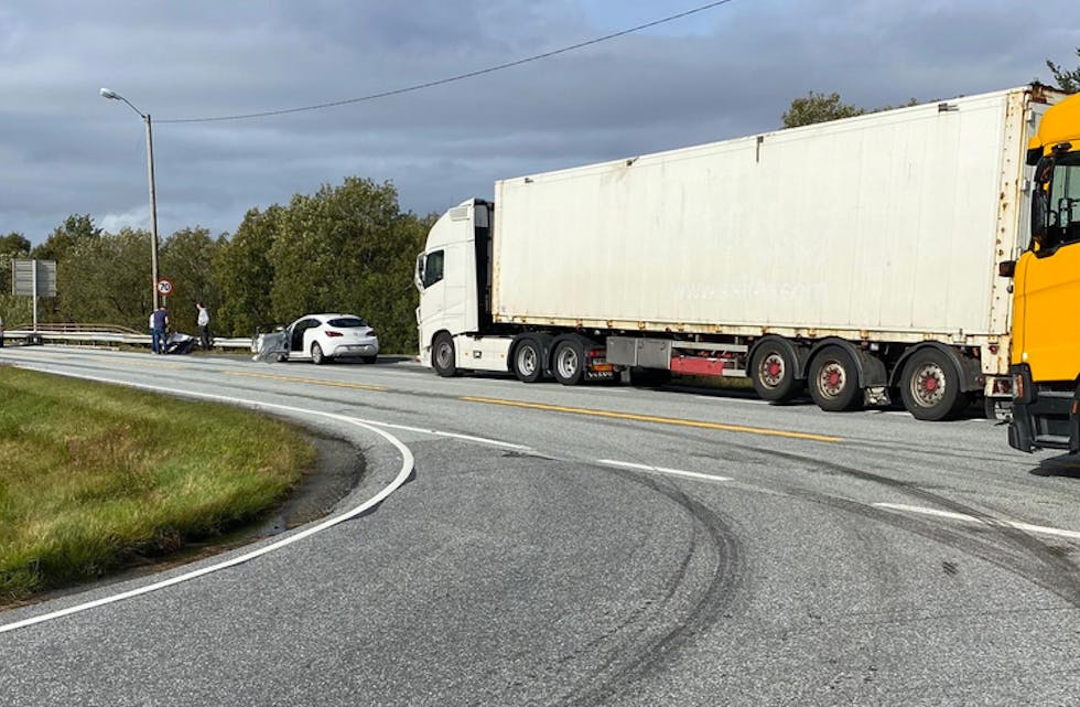 Det ser av bildet ut som den hvite bilen har fått seg en trøkk. Foto: Bygdeblad-tipser