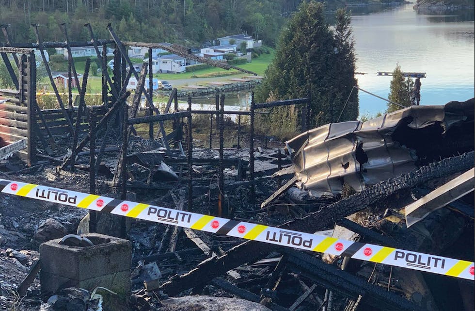 Det er store skader på administrasjonsbygget på Melkevik Camping. Foto: privat