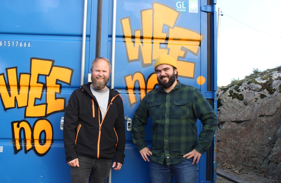 Simon Gard og Michael Skogland er drivkrefter i klubben. Her foran kontaineren der ungdommene kan «mekke» på utstyret sitt. Foto: Marit Tvedt