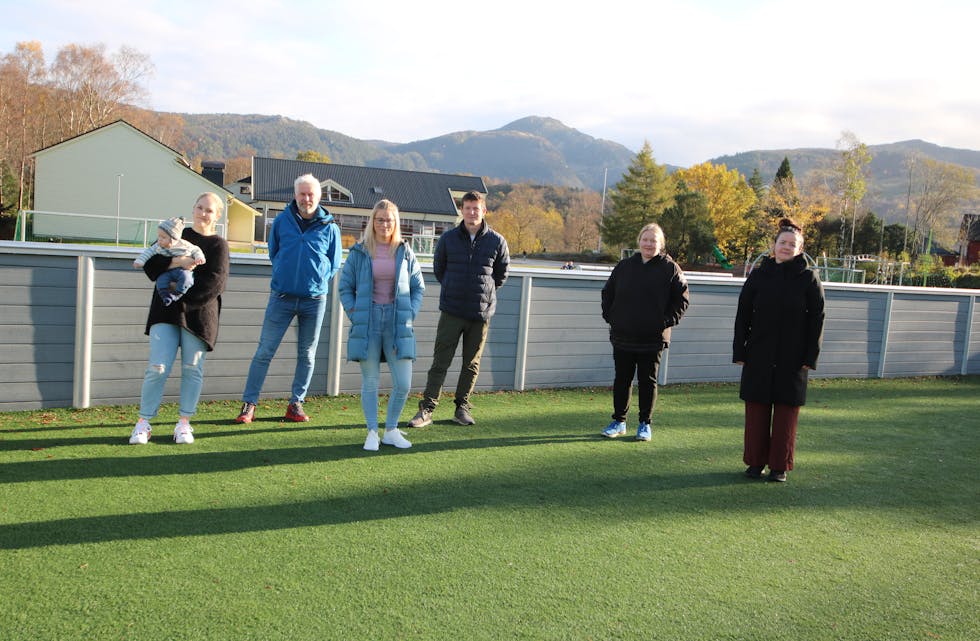 Frå venstre: Turid Askeland, Kåre Åsheim, Elise Vikshåland Lilleskog, Øyvind Hellerslien, Henriette Værvågen og Inger Elise Hinderaker er redde for at sterke politiske krefter no vil gjere alvor av sentraliseringsønsket sitt, og at småskulane blir lagt ned.
Foto: Mona Terjesen