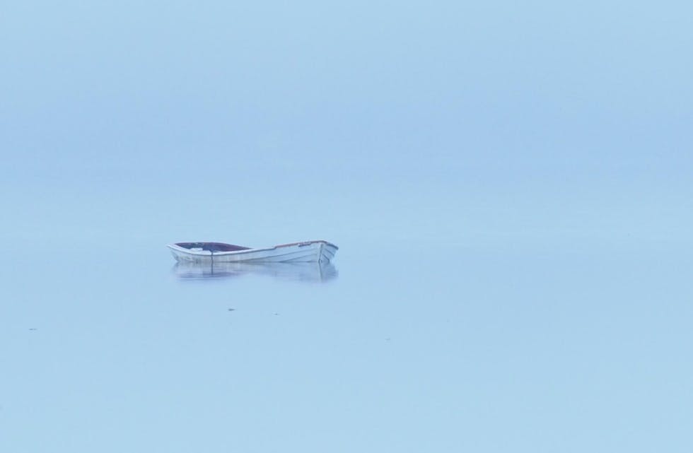 Kapteinløs båt i Aksdalsvatnet akkurat nå. Foto: Knut Ivar Skogland