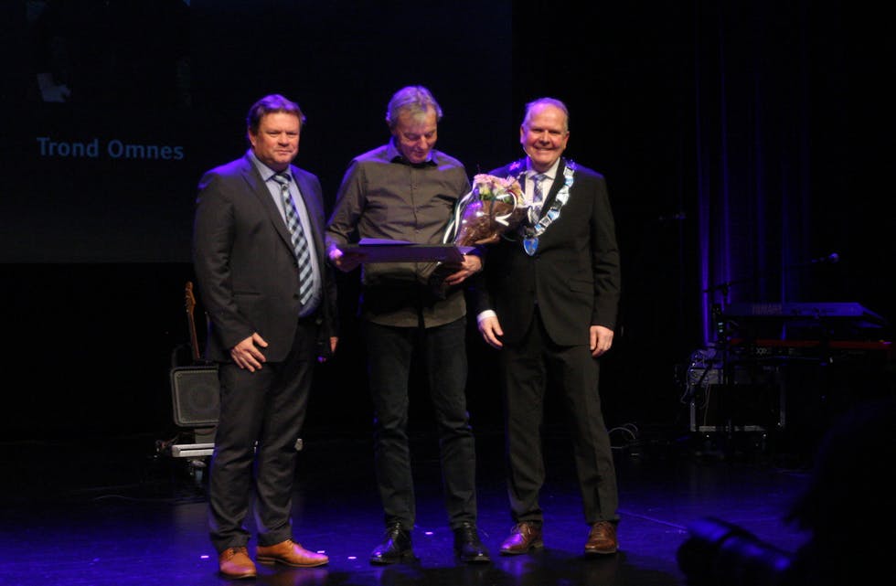 Slik såg det ut på scena i kulturhuset i fjor då Trond Omnes fekk sin fortente pris av redaktør Alf-Einar Kvalavåg og ordførar Sigmund Lier.
Foto: Brit Iren Meland