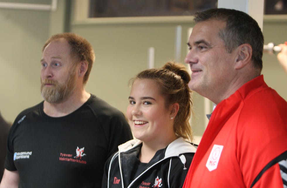 Tine Pedersen sammen med trener Dag Rønnevik og presidenten i forbundet Stian Grimseth.