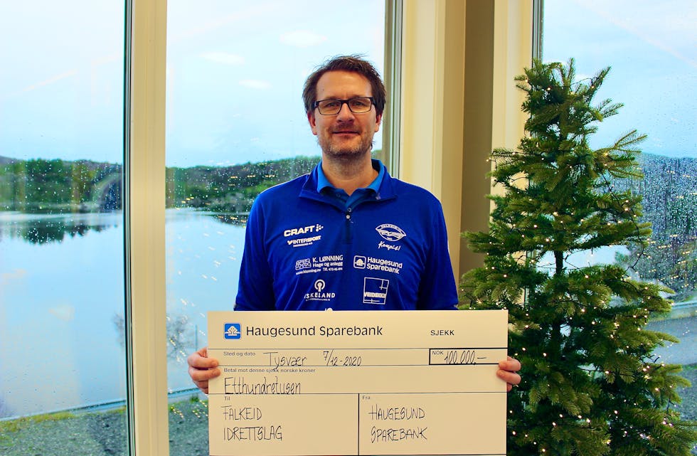 Rune Waage med den store sjekken fra Haugesund Sparebank.
Foto: Marit Tvedt