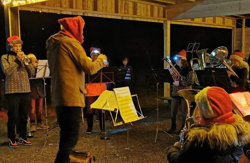 Frakkagjerd skolekorps spilte julen inn i går kveld med utekonserter. Foto: Frakkagjerd skolekorps